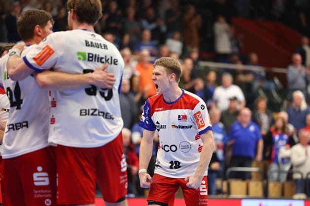 Tim Gruener (Balingen) feiert den Sieg in Grosswallstaadt TV Grosswallstadt - HBW Balingen-Weilstetten, Handball, 2. Bundesliga, 15.11.2025 TV Grosswallstadt - HBW Balingen-Weilstetten, Handball, 2. Bundesliga, 15.11.2025 Elsenfeld Copyright: xEibner-Pressefotox EP_RWS