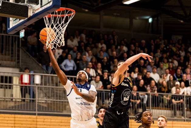 Barmer 2. Basketball Bundesliga Pro A: Sparkassen Stars Bochum - Bozic Estriche Knights Kirchheim; 15.11.2025 Dravon Magnum (Sparkassen Stars Bochum, 11) im Wurf, Aeneas Jung (Bozic Estriche Knights Kirchheim, 19) Barmer 2. Basketball Bundesliga Pro A: Sparkassen Stars Bochum - Bozic Estriche Knights Kirchheim; Bochum, Rundsporthalle, 15.11.2025 Copyright: xBEAUTIFULxSPORTS Wunderlx