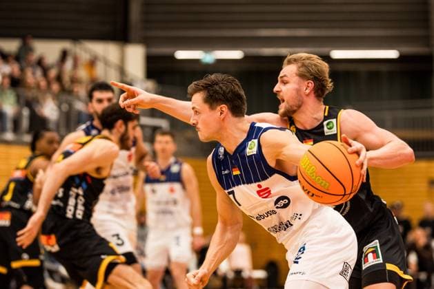 Barmer 2. Basketball Bundesliga Pro A: Sparkassen Stars Bochum - Bozic Estriche Knights Kirchheim; 15.11.2025 Lars Kamp (Sparkassen Stars Bochum, 7) am Ball, Lucas Mayer (Bozic Estriche Knights Kirchheim, 8) Barmer 2. Basketball Bundesliga Pro A: Sparkassen Stars Bochum - Bozic Estriche Knights Kirchheim; Bochum, Rundsporthalle, 15.11.2025 Copyright: xBEAUTIFULxSPORTS Wunderlx