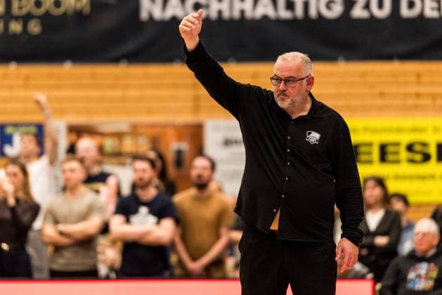 Barmer 2. Basketball Bundesliga Pro A: Sparkassen Stars Bochum - Bozic Estriche Knights Kirchheim; 15.11.2025 Felix Banobre (Trainer Sparkassen Stars Bochum) gestikuliert Barmer 2. Basketball Bundesliga Pro A: Sparkassen Stars Bochum - Bozic Estriche Knights Kirchheim; Bochum, Rundsporthalle, 15.11.2025 Copyright: xBEAUTIFULxSPORTS Wunderlx
