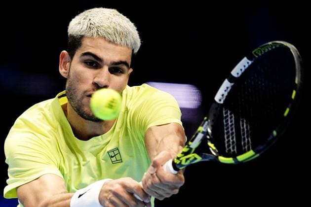 Spain s Carlos Alcaraz returns the ball to United StatesÕ Taylor Fritz the singles semi-finals tennis match of the ATP, Tennis Herren World Tour Finals at the Inalpi Arena in Turin, Italy - Saturday, Nov. 15, 2025. -  Copyright: xMarcoxAlpozzi LaPressex