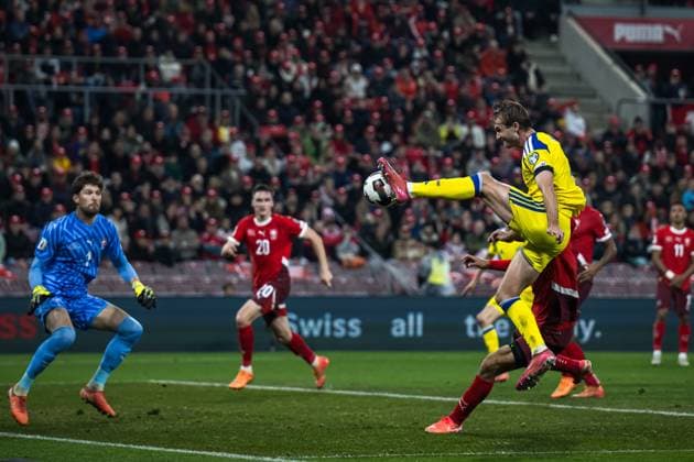 251115 Benjamin Nygren of Sweden against goalkeeper Gregor Kobel of Switzerland during the FIFA World Cup, WM, Weltmeisterschaft, Fussball Qualifier football match between Switzerland and Sweden on November 15, 2025 in Geneva. Photo: Joel Marklund BILDBYRAN kod JM JM0751 bbeng fotboll football soccer fotball vm-kval fifa world cup qualifier schweiz switzerland sverige sverige a swedenbbauto sweden Copyright: JOELxMARKLUND BB251115JM086