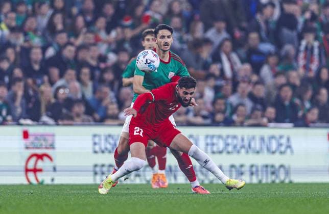 Basque Country v Palestine - Friendly Match BILBAO, SPAIN - NOVEMBER 15: Zeid Qunbar (front) of Palestine in action during the friendly football match between Basque Country and Palestine at San Mames Stadium in Bilbao, Spain on November 15, 2025. Pablo Garcia Sacristan Anadolu Bilbao Spain. Editorial use only. Please get in touch for any other usage.  Copyright: x2025xAnadoluxPabloxGarciaxSacristanx