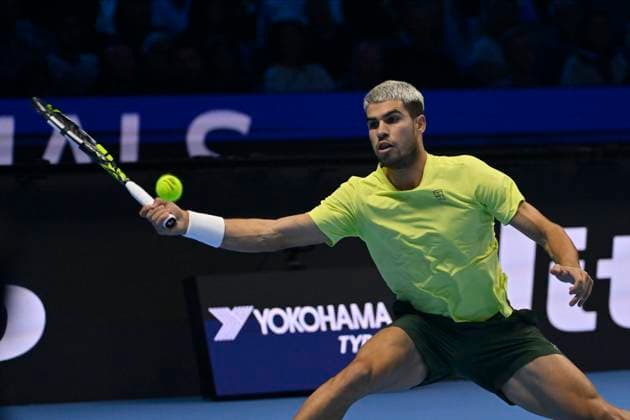 November 15, 2025, Turin, Italy: Carlos Alcaraz of Spain plays a backhand against Felix Auger-Aliassime of Canada during their Men s Single s Nitto ATP, Tennis Herren Semi Finals match during day one of the Nitto ATP Finals at Inalpi Arena on November 15, 2025 in Turin, Italy. Turin Italy - ZUMAg210 20251115_abp_g210_135 Copyright: xStefanoxGuidix