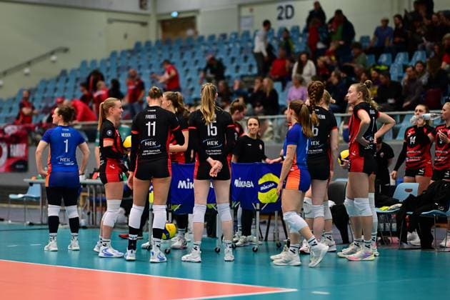 Volleyball I Frauen I Saison 2025-2026 I Bundesliga I 5. Spieltag I ETV Hamburger Volksbank Volleys - Dresdner SC I 15.11.2025 ETV Hamburger Volksbank Volleys Frauen zusammen Hamburg CU-Arena Hamburg Deutschland Copyright: xLobeca FelixxSchlikisx