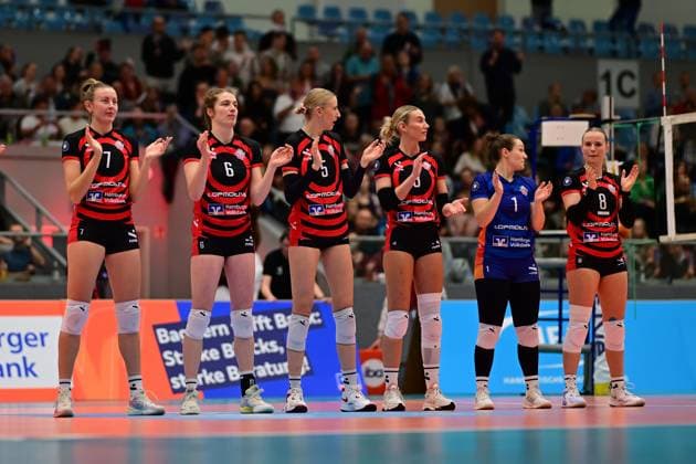 Volleyball I Frauen I Saison 2025-2026 I Bundesliga I 5. Spieltag I ETV Hamburger Volksbank Volleys - Dresdner SC I 15.11.2025 Leonie Körtzinger (7, ETV Hamburger Volksbank Volleys) Constanze von Meyenn (6, ETV Hamburger Volksbank Volleys) Anna Hartig (5, ETV Hamburger Volksbank Volleys) Lina Köster (3, ETV Hamburger Volksbank Volleys) Jana-Marie Meiser (1, ETV Hamburger Volksbank Volleys) Zoe Konjer (8, ETV Hamburger Volksbank Volleys) Hamburg CU-Arena Hamburg Deutschland Copyright: xLobeca FelixxSchlikisx