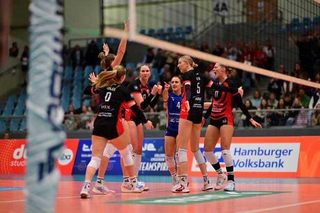 Volleyball I Frauen I Saison 2025-2026 I Bundesliga I 5. Spieltag I ETV Hamburger Volksbank Volleys - Dresdner SC I 15.11.2025 ETV Hamburger Volksbank Volleys Frauen Jubel, Begeisterung, Enthusiasmus, Euphorie, Freude, Glücksgefühl, Heiterkeit bei: Hamburg CU-Arena Hamburg Deutschland Copyright: xLobeca FelixxSchlikisx