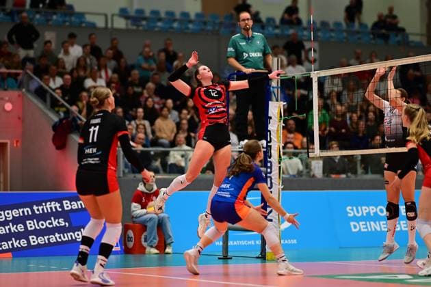 Volleyball I Frauen I Saison 2025-2026 I Bundesliga I 5. Spieltag I ETV Hamburger Volksbank Volleys - Dresdner SC I 15.11.2025 Hannah Ammerman (12, ETV Hamburger Volksbank Volleys) springt Hamburg CU-Arena Hamburg Deutschland *** Volleyball I Women I Season 2025 2026 I Bundesliga I 5 Matchday I ETV Hamburger Volksbank Volleys Dresdner SC I 15 11 2025 Hannah Ammerman 12, ETV Hamburger Volksbank Volleys jumps Hamburg CU Arena Hamburg Germany Copyright: xLobeca FelixxSchlikisx