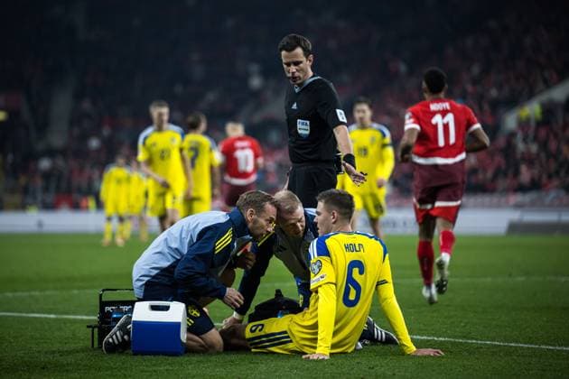 251115 Emil Holm of Sweden in pain during the FIFA World Cup, WM, Weltmeisterschaft, Fussball Qualifier football match between Switzerland and Sweden on November 15, 2025 in Geneva. Photo: Joel Marklund BILDBYRAN kod JM JM0751 bbeng fotboll football soccer fotball vm-kval fifa world cup qualifier schweiz switzerland sverige sverige a sweden depp skada Copyright: JOELxMARKLUND BB251115JM089