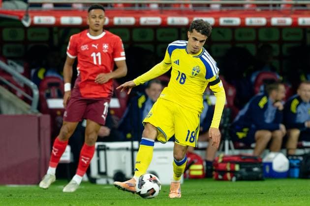 Yasin Ayari (18 Sweden) controls the ball (action) during the FIFA Wolrd Cup 2026 Qualifier match between Switzerland and Sweden at Stade de Geneve in Geneva, Switzerland Copyright: xGiuseppexVelletrix xSPPx Sportspressphoto_SPR62176
