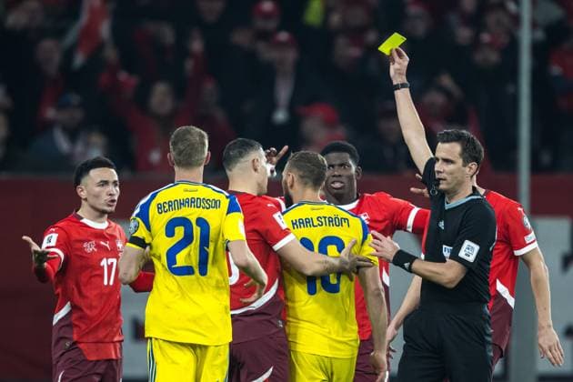 251115 Jesper Karlström of Sweden receives a yellow card during the FIFA World Cup, WM, Weltmeisterschaft, Fussball Qualifier football match between Switzerland and Sweden on November 15, 2025 in Geneva. Photo: Joel Marklund BILDBYRAN kod JM JM0751 bbeng fotboll football soccer fotball vm-kval fifa world cup qualifier schweiz switzerland sverige sverige a swedenbbauto sweden depp Copyright: JOELxMARKLUND BB251115JM093