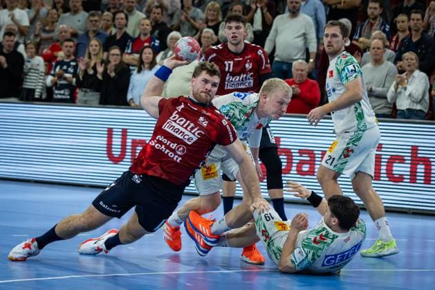 DAIKIN HBL: SG Flensburg-Handewitt vs SC Magdeburg; 15.11.25 Johannes Golla (Nr.04, SG Flensburg-Handewitt) im Angriff DAIKIN HBL: SG Flensburg-Handewitt vs SC Magdeburg, GP JOULE Arena am 15.11.25 Copyright: xBEAUTIFULxSPORTS MarioxM.xKobergx