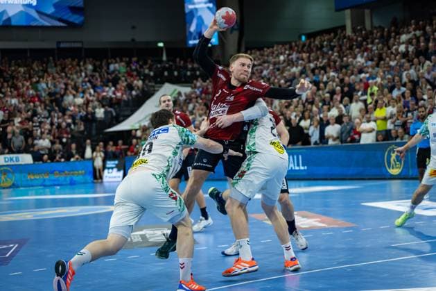 DAIKIN HBL: SG Flensburg-Handewitt vs SC Magdeburg; 15.11.25 Simon Pytlick (Nr.02, SG Flensburg-Handewitt) im Angriff DAIKIN HBL: SG Flensburg-Handewitt vs SC Magdeburg, GP JOULE Arena am 15.11.25 Copyright: xBEAUTIFULxSPORTS MarioxM.xKobergx