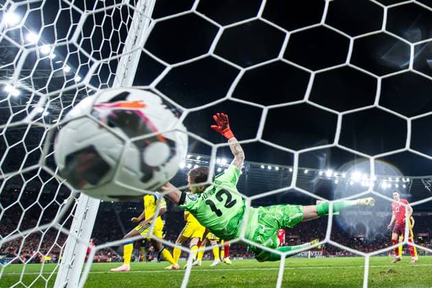 251115 Breel Embolo of Switzerland scores the 1-0 goal behind goalkeeper Viktor Johansson of Sweden during the FIFA World Cup, WM, Weltmeisterschaft, Fussball Qualifier football match between Switzerland and Sweden on November 15, 2025 in Geneva. Photo: Joel Marklund BILDBYRAN kod JM JM0751 bbeng fotboll football soccer fotball vm-kval fifa world cup qualifier schweiz switzerland sverige sverige a sweden Copyright: JOELxMARKLUND BB251115JM099