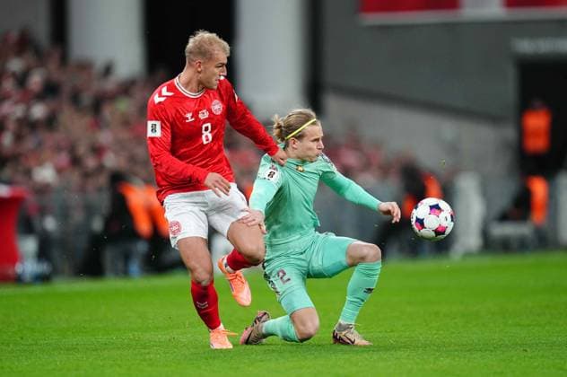 World Cup Qualification: Denmark V Belarus November 15 2025: Gustav Isaksen of Denmark and Kirill Pechenin of Belarus battle for the ball during a World Cup Qualification game, Denmark v Belarus, at Parken, Copenhagen, Denmark. Kim Price CSM (Credit Image: Â Kim Price Cal Media) Copenhagen Denmark EDITORIAL USE ONLY Copyright: xx ZUMA-20251115_zma_c04_038.jpg KimxPricex csmphotothree442849