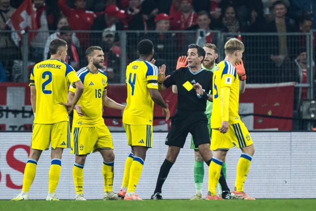 251115 Jesper Karlström, Isak Hien, and Goalkeeper Viktor Johansson of Sweden talk to Referee Erik Lambrechts during the FIFA World Cup, WM, Weltmeisterschaft, Fussball Qualifier football match between Switzerland and Sweden on November 15, 2025 in Geneva. Photo: Joel Marklund BILDBYRAN kod JM JM0751 bbeng fotboll football soccer fotball vm-kval fifa world cup qualifier schweiz switzerland sverige sverige a swedenbbauto sweden Copyright: JOELxMARKLUND BB251115JM104