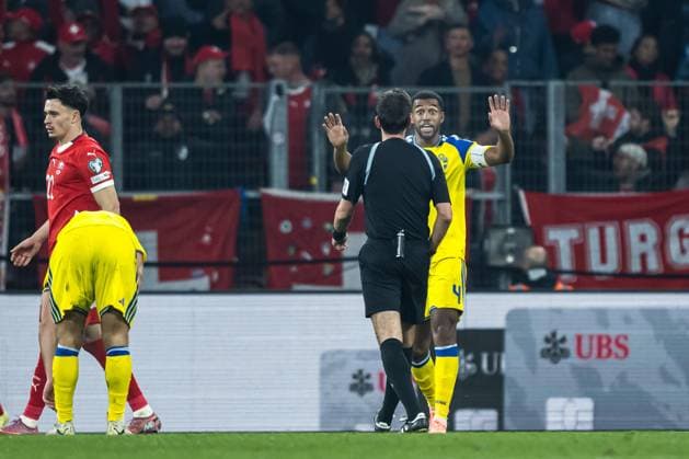 251115 Isak Hien of Sweden and Referee Erik Lambrechts during the FIFA World Cup, WM, Weltmeisterschaft, Fussball Qualifier football match between Switzerland and Sweden on November 15, 2025 in Geneva. Photo: Joel Marklund BILDBYRAN kod JM JM0751 bbeng fotboll football soccer fotball vm-kval fifa world cup qualifier schweiz switzerland sverige sverige a sweden Copyright: JOELxMARKLUND BB251115JM107