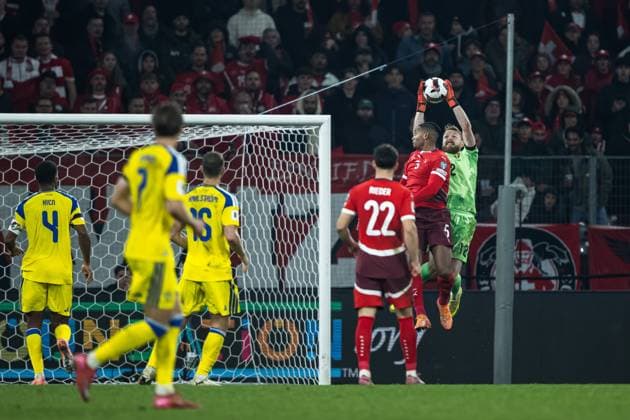 251115 Manuel Akanji of Switzerland and goalkeeper Viktor Johansson of Sweden during the FIFA World Cup, WM, Weltmeisterschaft, Fussball Qualifier football match between Switzerland and Sweden on November 15, 2025 in Geneva. Photo: Joel Marklund BILDBYRAN kod JM JM0751 bbeng fotboll football soccer fotball vm-kval fifa world cup qualifier schweiz switzerland sverige sverige a swedenbbauto sweden Copyright: JOELxMARKLUND BB251115JM117