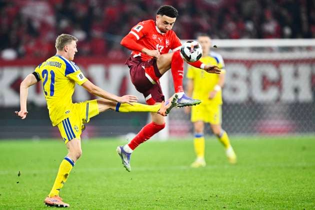 GENEVA , SWITZERLAND 20251115 Sweden s Alexander Bernhardsson and Switzerland s Ruben Vargas during Saturday s World Cup qualifying match in Group B between Switzerland and Sweden at Stade de Geneve.
