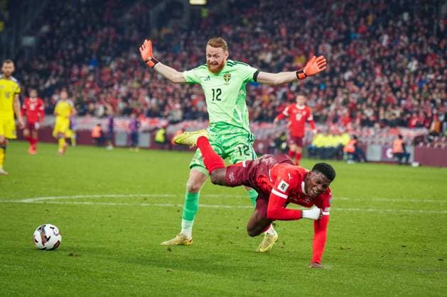 Fussball WM-Qualifikation Europa 2025 26, 9. Spieltag - Schweiz vs Schweden - Stade de Geneve (Genf): Umstrittene Szene, die zum Strafstoß, Foulelfmeter, Elfmeter geführt hat: Breel Embolo (Schweiz, 7) und Viktor Johansson (Schweden, 12) Grand-Lancy Kanton Genf Schweiz Copyright: xJOERANxSTEINSIEKx