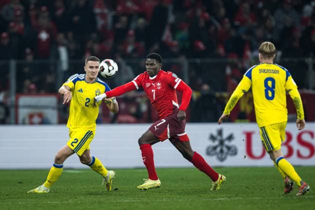 251115 Gustaf Lagerbielke of Sweden and Breel Embolo of Switzerland during the FIFA World Cup, WM, Weltmeisterschaft, Fussball Qualifier football match between Switzerland and Sweden on November 15, 2025 in Geneva. Photo: Joel Marklund BILDBYRAN kod JM JM0751 bbeng fotboll football soccer fotball vm-kval fifa world cup qualifier schweiz switzerland sverige sverige a swedenbbauto sweden Copyright: JOELxMARKLUND BB251115JM125