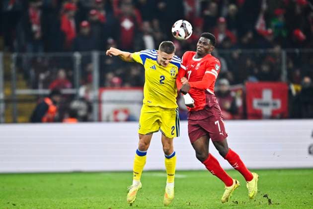 GENÃˆVE , SCHWEIZ 20251115 Sveriges Gustaf Lagerbielke och Schweiz Breel Embolo under lördagens VM-kvalmatch i grupp B mellan Schweiz och Sverige pa Stade de Geneve.