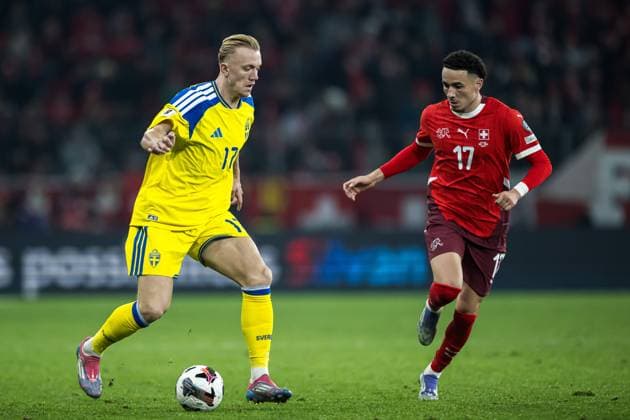 251115 Isac Lidberg of Sweden and Ruben Vargas of Switzerland during the FIFA World Cup, WM, Weltmeisterschaft, Fussball Qualifier football match between Switzerland and Sweden on November 15, 2025 in Geneva. Photo: Joel Marklund BILDBYRAN kod JM JM0751 bbeng fotboll football soccer fotball vm-kval fifa world cup qualifier schweiz switzerland sverige sverige a swedenbbauto sverige sweden Copyright: JOELxMARKLUND BB251115JM143