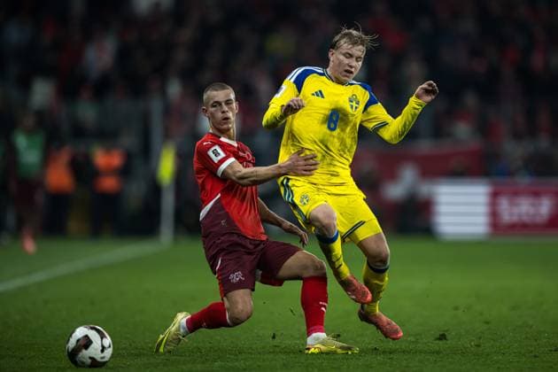 251115 Miro Muheim of Switzerland and Daniel Svensson of Sweden during the FIFA World Cup, WM, Weltmeisterschaft, Fussball Qualifier football match between Switzerland and Sweden on November 15, 2025 in Geneva. Photo: Joel Marklund BILDBYRAN kod JM JM0751 bbeng fotboll football soccer fotball vm-kval fifa world cup qualifier schweiz switzerland sverige sverige a swedenbbauto sweden Copyright: JOELxMARKLUND BB251115JM148