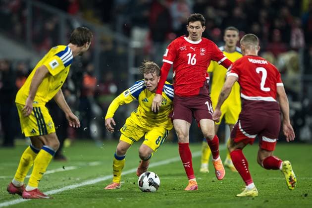 251115 Daniel Svensson of Sweden and Christian Fassnacht of Switzerland during the FIFA World Cup, WM, Weltmeisterschaft, Fussball Qualifier football match between Switzerland and Sweden on November 15, 2025 in Geneva. Photo: Joel Marklund BILDBYRAN kod JM JM0751 bbeng fotboll football soccer fotball vm-kval fifa world cup qualifier schweiz switzerland sverige sverige a swedenbbauto sverige sweden Copyright: JOELxMARKLUND BB251115JM149
