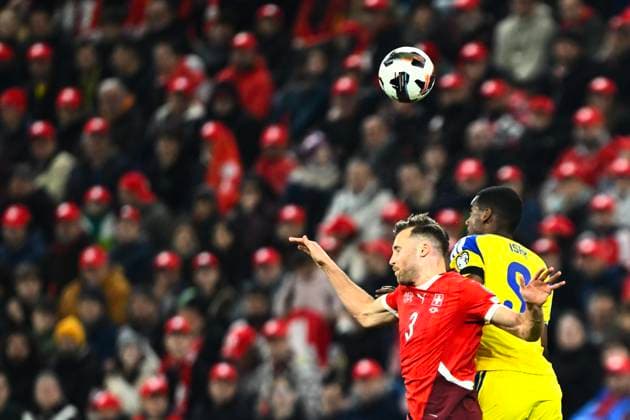 GENÃˆVE , SCHWEIZ 20251115 Schweiz Silvan Widmer och Sveriges Alexander Isak under lördagens VM-kvalmatch i grupp B mellan Schweiz och Sverige pa Stade de Geneve.