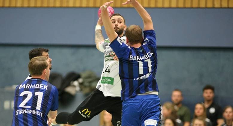 Handball, Saison 2025 2026, 3. Liga, Staffel Nord-Ost, HG Hamburg-Barmbek - SV 04 Plauen-Oberlosa. Franz Schauer (Plauen) beim Wurf. Barmbek Hamburg