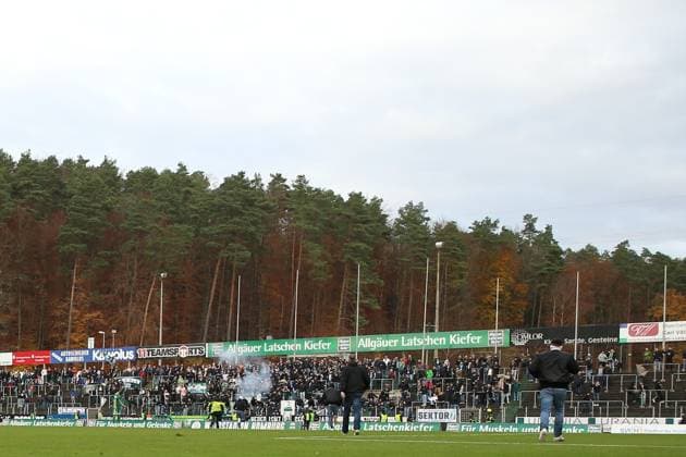 15.11.2025, xrekx, Fussball Regionalliga Suedwest, FC Homburg - SV Sandhausen v.l. Platzsturm SV Sandhausen Fans (DFL DFB REGULATIONS PROHIBIT ANY USE OF PHOTOGRAPHS as IMAGE SEQUENCES and or QUASI-VIDEO) Homburg