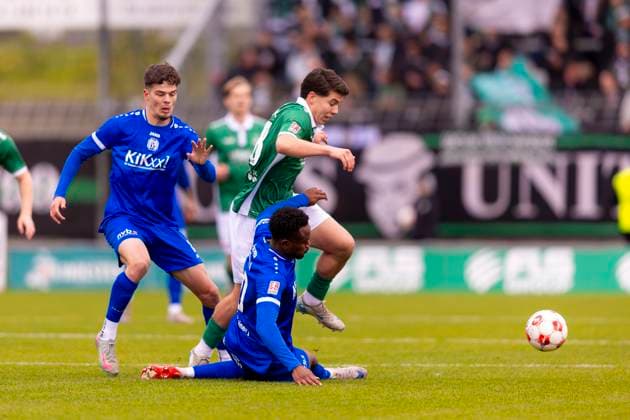 Ramiz Demir (Nr. 28, VfB Lübeck) gegen Nikell Touglo (Nr. 20, SV Meppen). VfB Luebeck vs. SV Meppen, Fussball, Regionalliga Nord, 15.11.25 Luebeck Schleswig-Holstein Germany Copyright: xAgentur54Gradx xFelixxKoenigx