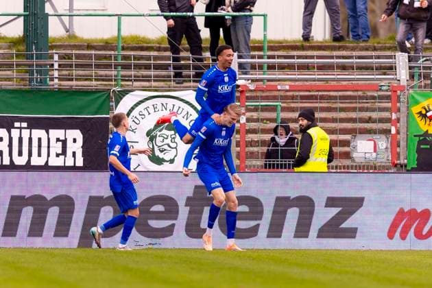 Meppens Spieler freuen sich jubeln. VfB Luebeck vs. SV Meppen, Fussball, Regionalliga Nord, 15.11.25 Luebeck Schleswig-Holstein Germany Copyright: xAgentur54Gradx xFelixxKoenigx