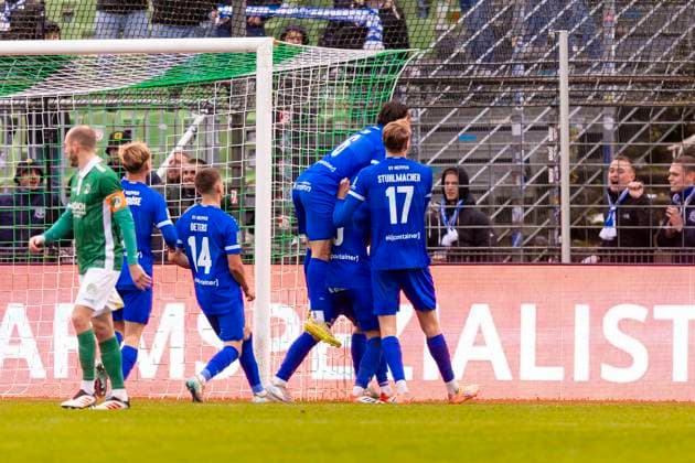 Meppens Spieler um Mika Harald Stuhlmacher (Nr. 17, SV Meppen) freuen sich jubeln. VfB Luebeck vs. SV Meppen, Fussball, Regionalliga Nord, 15.11.25 Luebeck Schleswig-Holstein Germany Copyright: xAgentur54Gradx xFelixxKoenigx