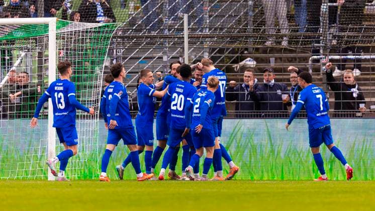 Meppens Spieler freuen sich jubeln. VfB Luebeck vs. SV Meppen, Fussball, Regionalliga Nord, 15.11.25 Luebeck Schleswig-Holstein Germany Copyright: xAgentur54Gradx xFelixxKoenigx