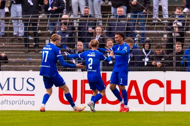 Mika Harald Stuhlmacher (Nr. 17, SV Meppen), Oliver Issa Schmitt (Nr. 7, SV Meppen) und Dominique Domroese (Nr. 2, SV Meppen) freuen sich jubeln. VfB Luebeck vs. SV Meppen, Fussball, Regionalliga Nord, 15.11.25 Luebeck Schleswig-Holstein Germany Copyright: xAgentur54Gradx xFelixxKoenigx