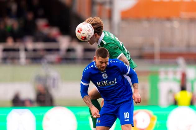 Nemo Semjon Philipp (Nr. 18, VfB Lübeck) gegen Julian Ulbricht (Nr. 10, SV Meppen). VfB Luebeck vs. SV Meppen, Fussball, Regionalliga Nord, 15.11.25 Luebeck Schleswig-Holstein Germany Copyright: xAgentur54Gradx xFelixxKoenigx