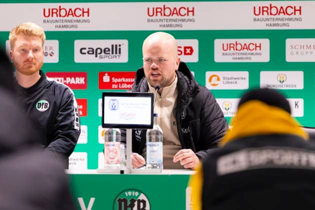 Lucas Beniermann (Trainer, SV Meppen) während der Pressekonferenz nach dem Spiel. VfB Luebeck vs. SV Meppen, Fussball, Regionalliga Nord, 15.11.25 Luebeck Schleswig-Holstein Germany Copyright: xAgentur54Gradx xFelixxKoenigx