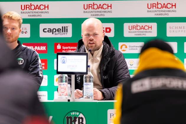 Lucas Beniermann (Trainer, SV Meppen) während der Pressekonferenz nach dem Spiel. VfB Luebeck vs. SV Meppen, Fussball, Regionalliga Nord, 15.11.25 Luebeck Schleswig-Holstein Germany Copyright: xAgentur54Gradx xFelixxKoenigx
