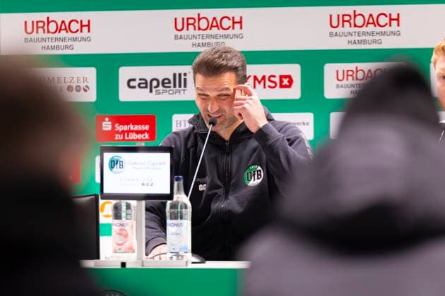 Guerino Capretti (Trainer, VfB Lübeck) während der Pressekonferenz nach dem Spiel. VfB Luebeck vs. SV Meppen, Fussball, Regionalliga Nord, 15.11.25 Luebeck Schleswig-Holstein Germany Copyright: xAgentur54Gradx xFelixxKoenigx