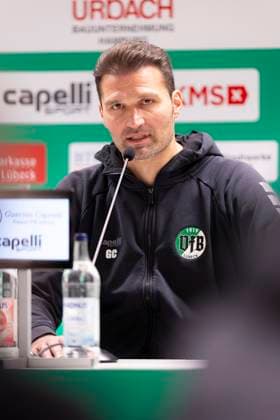 Guerino Capretti (Trainer, VfB Lübeck) während der Pressekonferenz nach dem Spiel. VfB Luebeck vs. SV Meppen, Fussball, Regionalliga Nord, 15.11.25 Luebeck Schleswig-Holstein Germany Copyright: xAgentur54Gradx xFelixxKoenigx