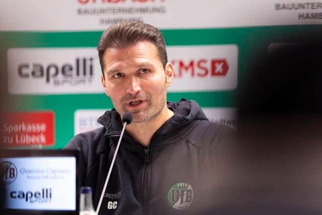 Guerino Capretti (Trainer, VfB Lübeck) während der Pressekonferenz nach dem Spiel. VfB Luebeck vs. SV Meppen, Fussball, Regionalliga Nord, 15.11.25 Luebeck Schleswig-Holstein Germany Copyright: xAgentur54Gradx xFelixxKoenigx