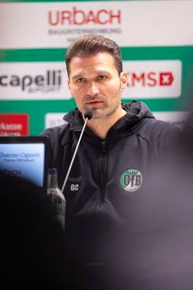 Guerino Capretti (Trainer, VfB Lübeck) während der Pressekonferenz nach dem Spiel. VfB Luebeck vs. SV Meppen, Fussball, Regionalliga Nord, 15.11.25 Luebeck Schleswig-Holstein Germany Copyright: xAgentur54Gradx xFelixxKoenigx