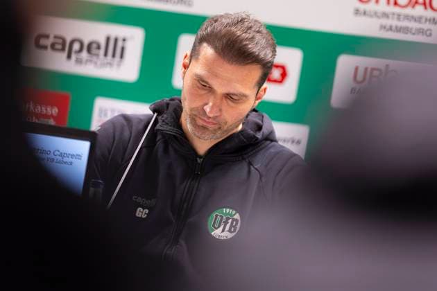 Guerino Capretti (Trainer, VfB Lübeck) während der Pressekonferenz nach dem Spiel. VfB Luebeck vs. SV Meppen, Fussball, Regionalliga Nord, 15.11.25 Luebeck Schleswig-Holstein Germany Copyright: xAgentur54Gradx xFelixxKoenigx