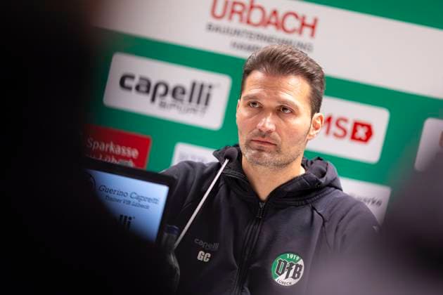 Guerino Capretti (Trainer, VfB Lübeck) während der Pressekonferenz nach dem Spiel. VfB Luebeck vs. SV Meppen, Fussball, Regionalliga Nord, 15.11.25 Luebeck Schleswig-Holstein Germany Copyright: xAgentur54Gradx xFelixxKoenigx