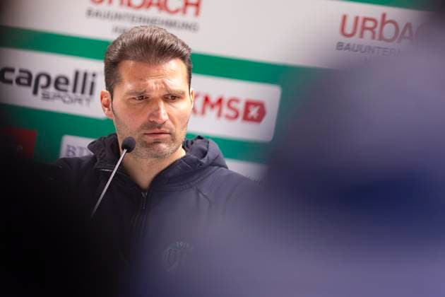 Guerino Capretti (Trainer, VfB Lübeck) während der Pressekonferenz nach dem Spiel. VfB Luebeck vs. SV Meppen, Fussball, Regionalliga Nord, 15.11.25 Luebeck Schleswig-Holstein Germany Copyright: xAgentur54Gradx xFelixxKoenigx