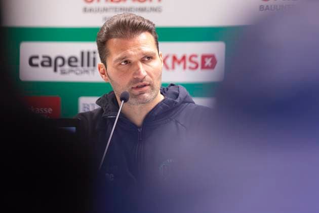 Guerino Capretti (Trainer, VfB Lübeck) während der Pressekonferenz nach dem Spiel. VfB Luebeck vs. SV Meppen, Fussball, Regionalliga Nord, 15.11.25 Luebeck Schleswig-Holstein Germany Copyright: xAgentur54Gradx xFelixxKoenigx