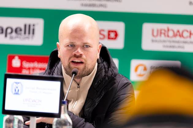 Lucas Beniermann (Trainer, SV Meppen) während der Pressekonferenz nach dem Spiel. VfB Luebeck vs. SV Meppen, Fussball, Regionalliga Nord, 15.11.25 Luebeck Schleswig-Holstein Germany Copyright: xAgentur54Gradx xFelixxKoenigx
