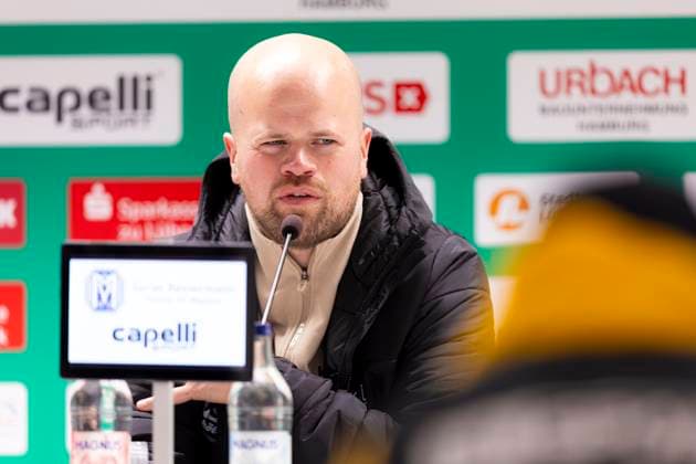 Lucas Beniermann (Trainer, SV Meppen) während der Pressekonferenz nach dem Spiel. VfB Luebeck vs. SV Meppen, Fussball, Regionalliga Nord, 15.11.25 Luebeck Schleswig-Holstein Germany Copyright: xAgentur54Gradx xFelixxKoenigx